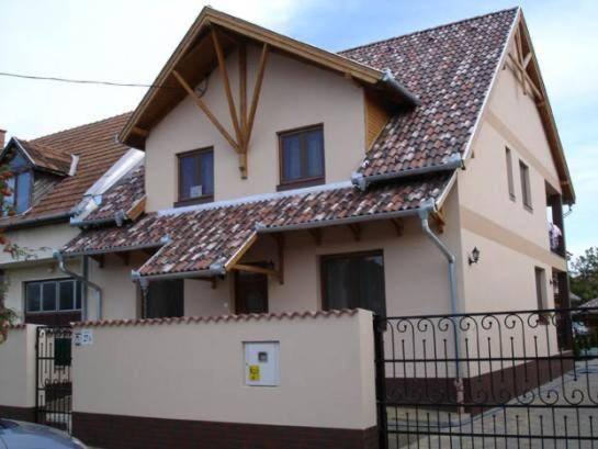 Mediterran Apartman Es Vendeghaz Hajduszoboszlo Ngoại thất bức ảnh